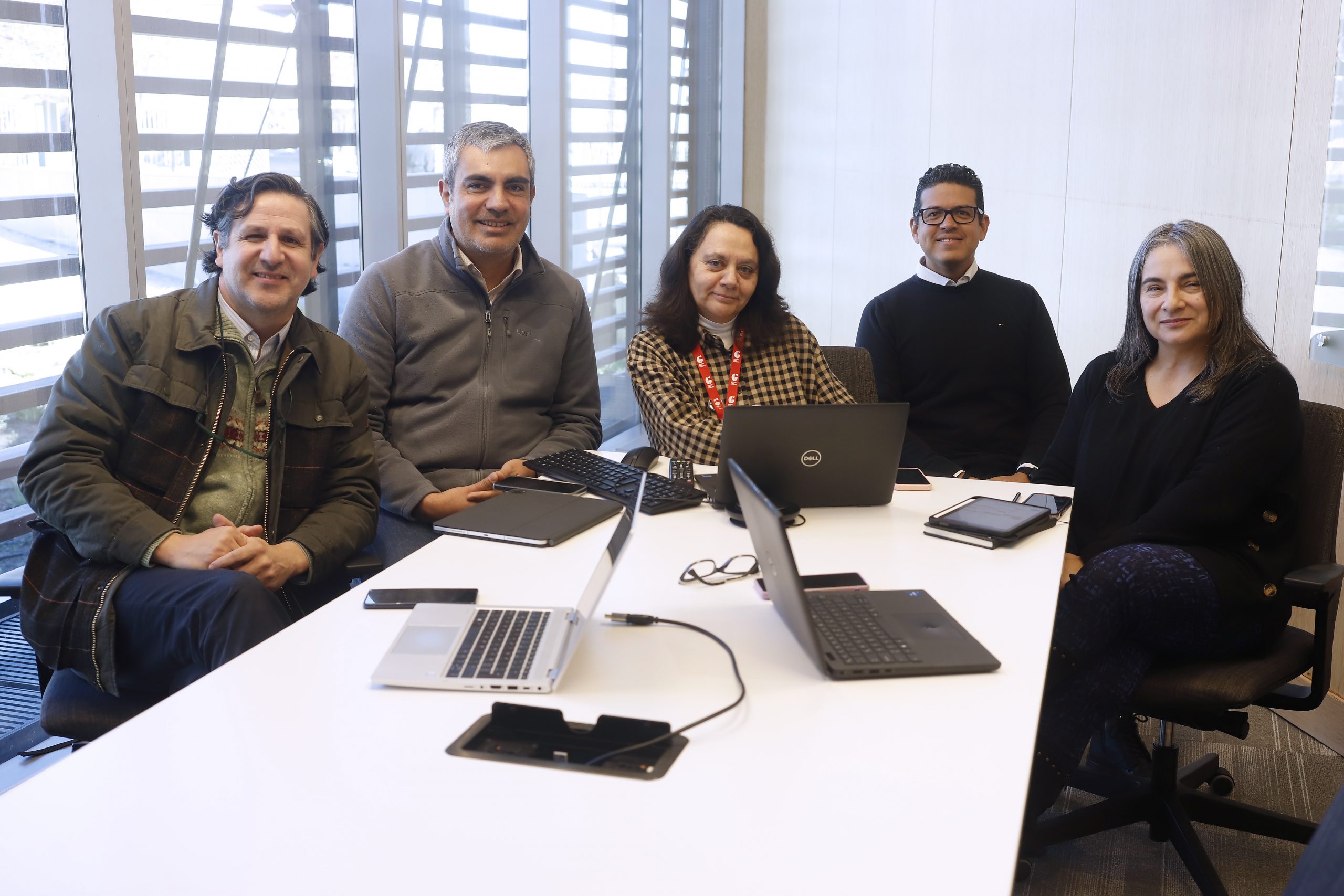 Parte del equipo detrás de Alicanto: Javier Santander (Deloitte), Alejandro Cepeda (ACP Soluciones), María del Carmen Clemente (Directora de TI UANDES), Germán Zapata (Deloitte) y Rossana Bravo (Subgerente Tecnología y Back Office, Dirección de TI UANDES).