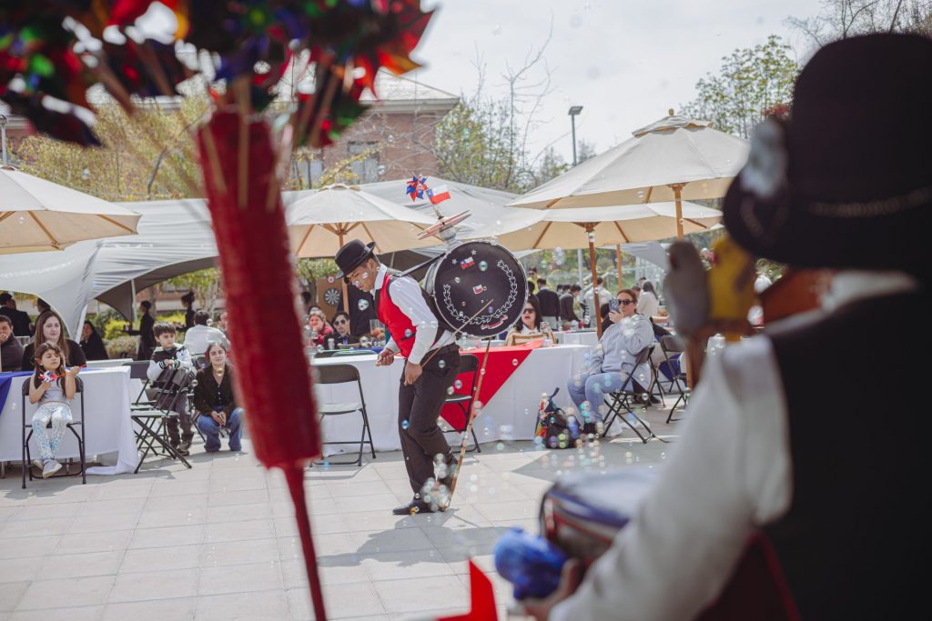 Danza folclórica chilena en celebración de Fiestas Patrias en campus Uandes.