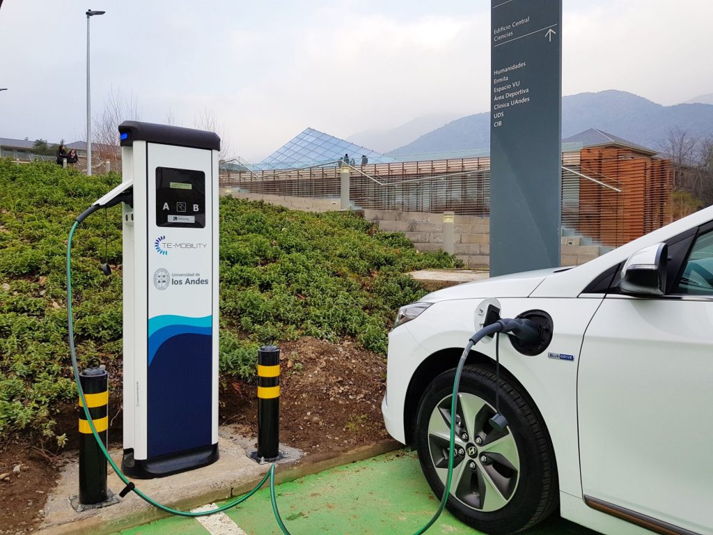 Estación de carga para autos eléctricos en Uandes con vehículo conectado.